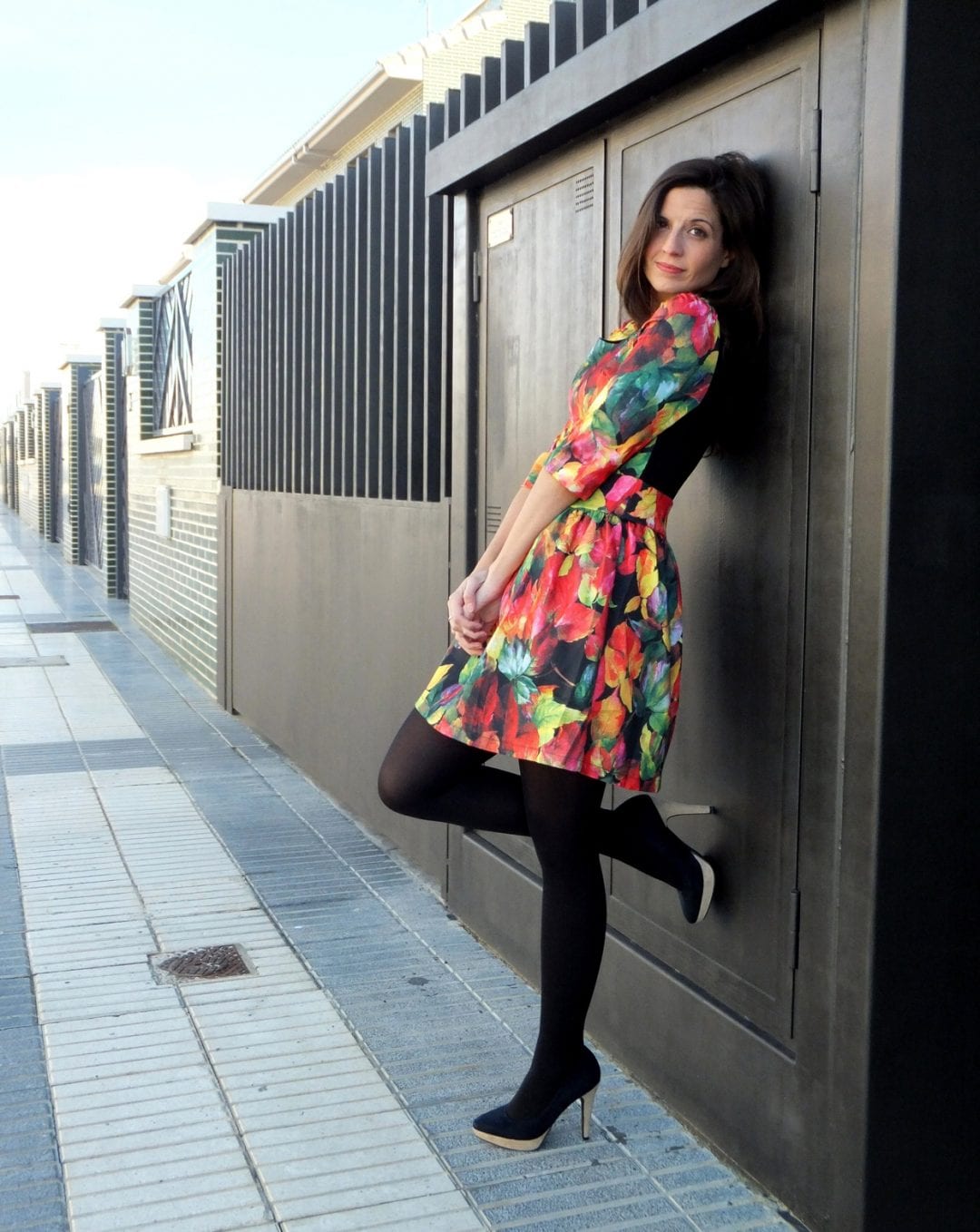 blogger de moda con vestido de flores