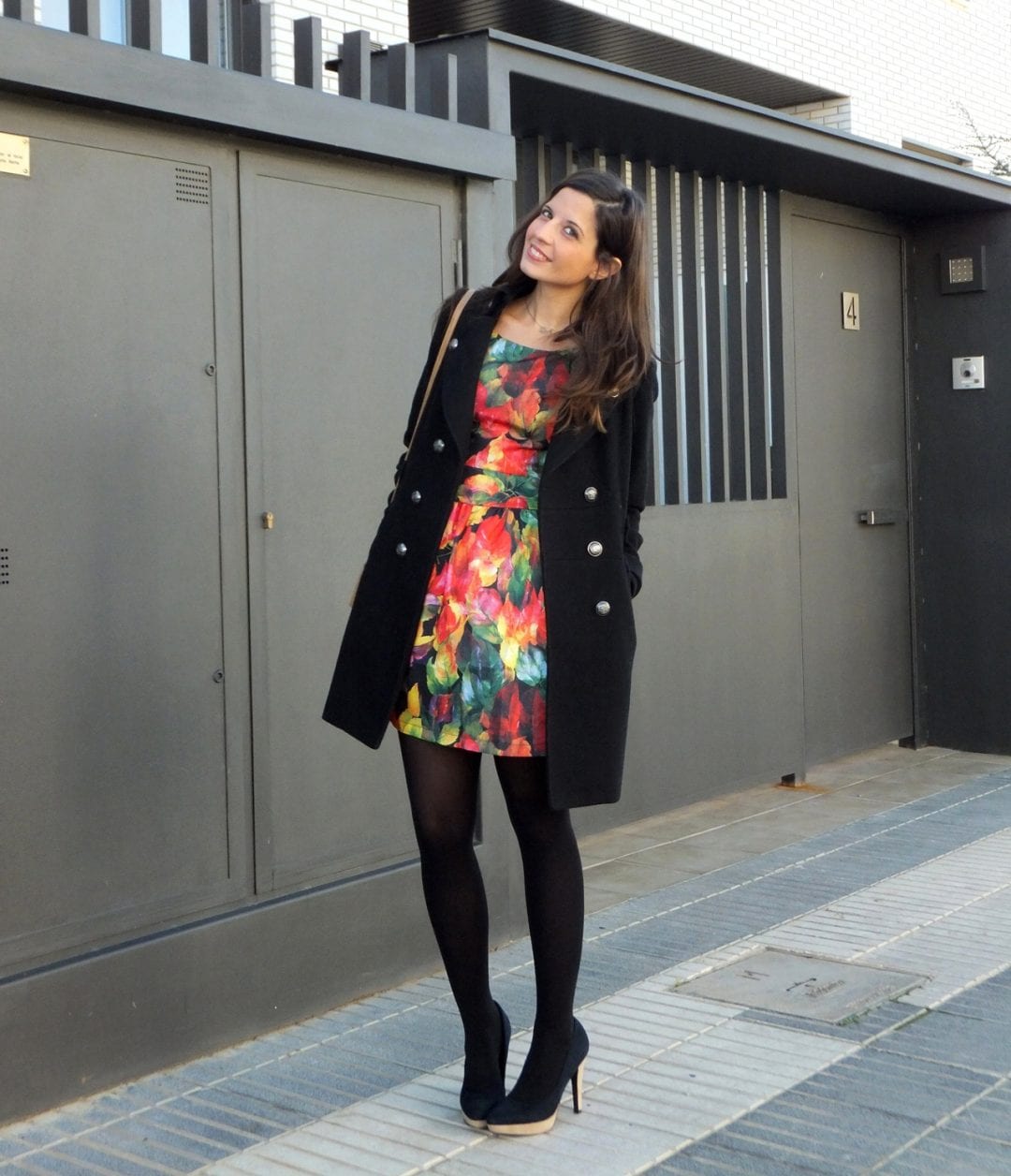 blogger de moda con vestido de flores