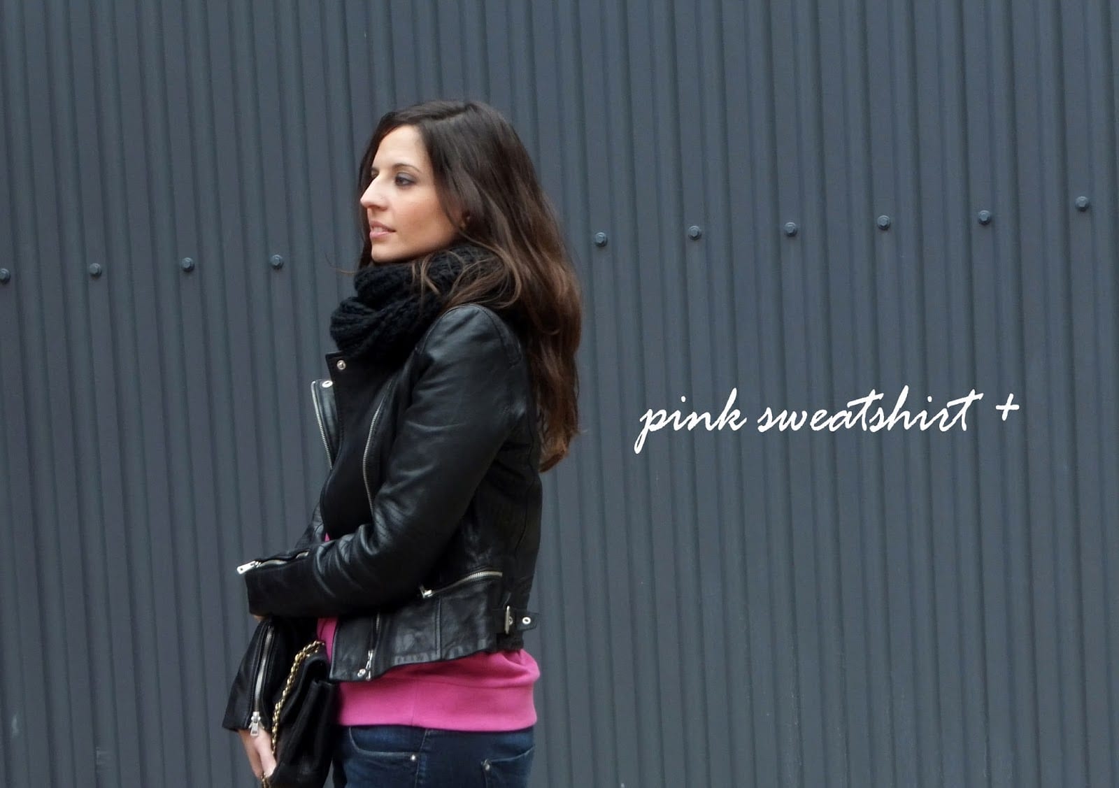 Look biker negra de Zara y Sudadera rosa de | IN FRONT ROW STYLE