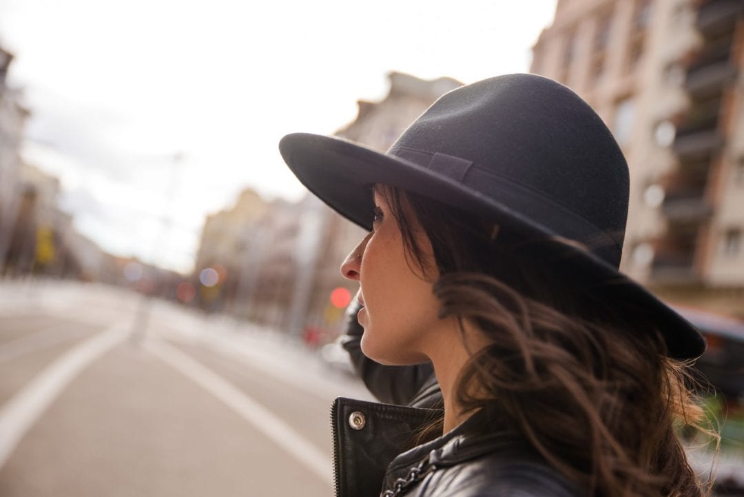 blogger de moda con sombreros de mujer