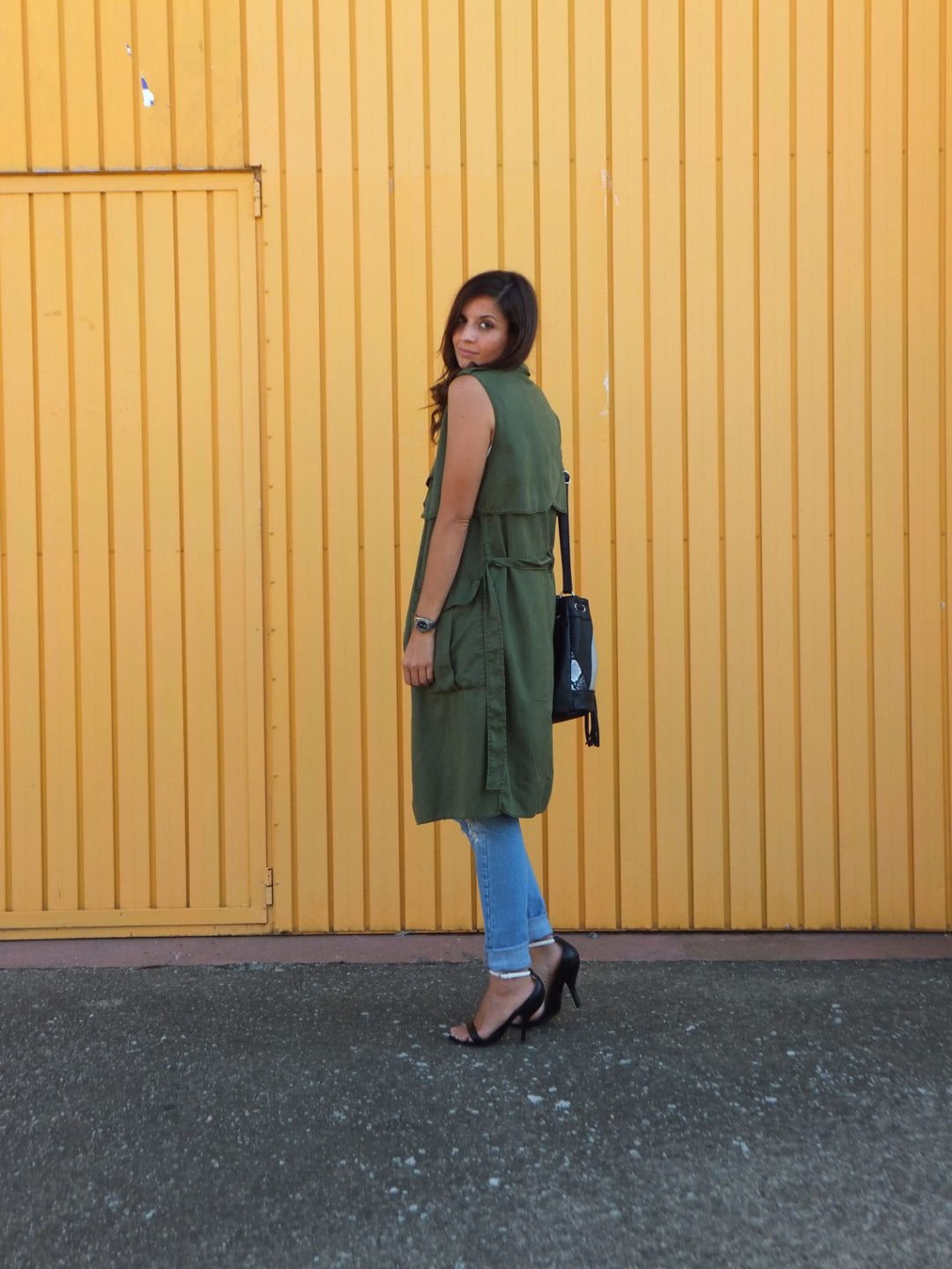 fashion blogger wearing green vest- fashion blogger - bloguera de moda