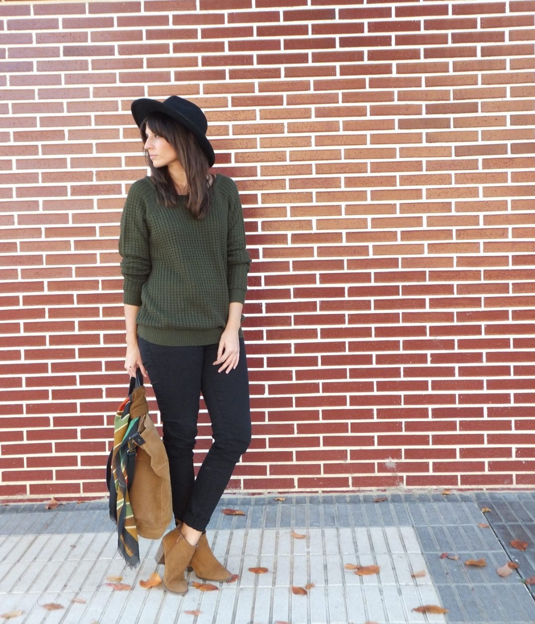 blogger de moda con sombrero fedora