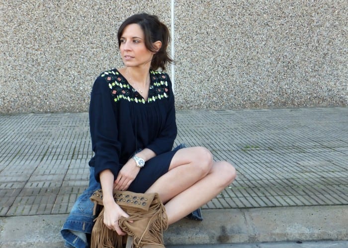 bloguera española falda azul marino Superdry y cazadora vaquera mujer