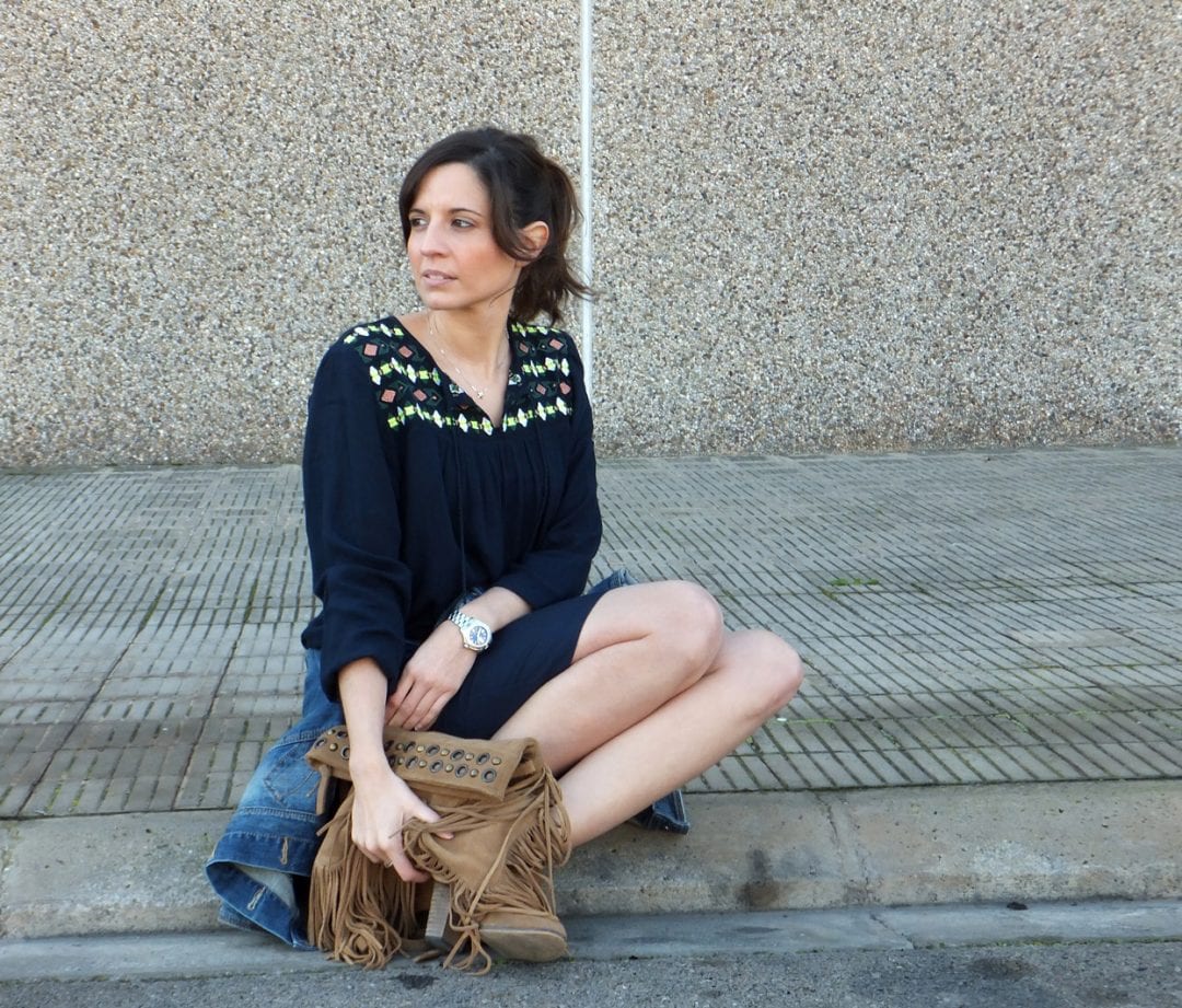 bloguera española falda azul marino Superdry y cazadora vaquera mujer