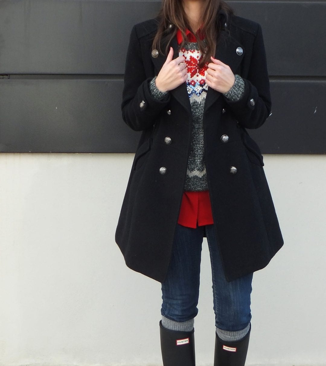 bloguera de moda con botas hunter y jersey navideño superdry