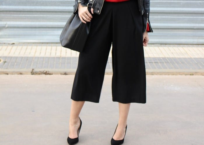 blogger de moda con pantalón culotte negro
