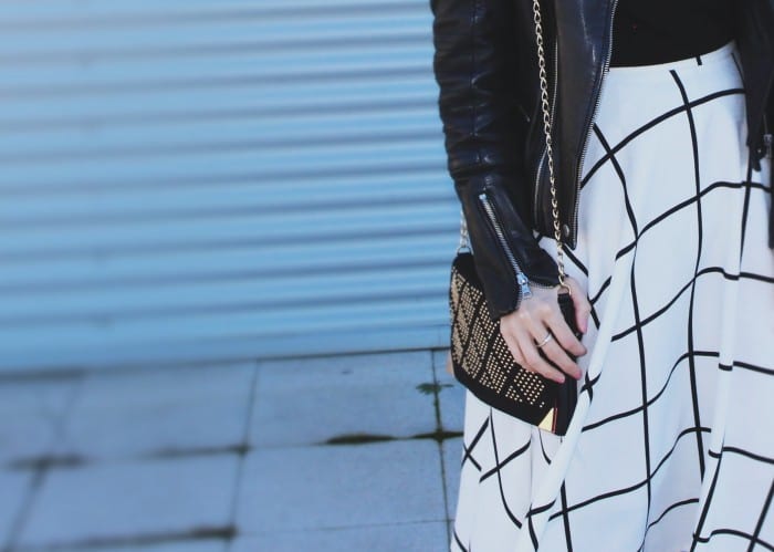 fashion blogger with midi skirt