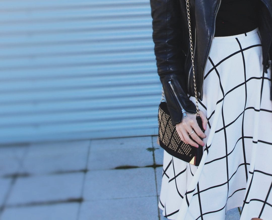  fashion blogger with midi skirt