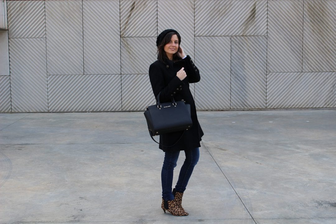 fashion blogger española con bolso michael kors negro 