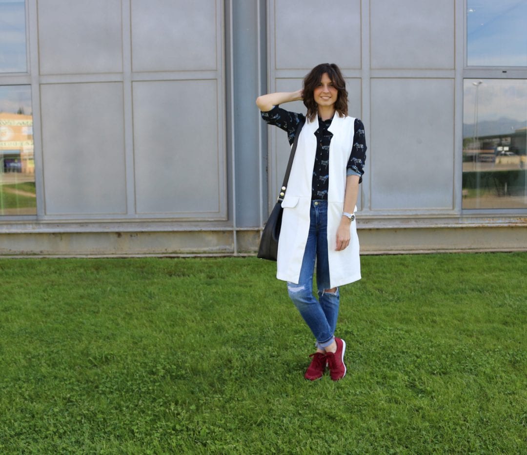 clp shop - fashion blogger española - chaleco de mujer blanco largo - zapatillas New Balance - blusa-manga larga estampado cebra - jeans rotos - clp spain