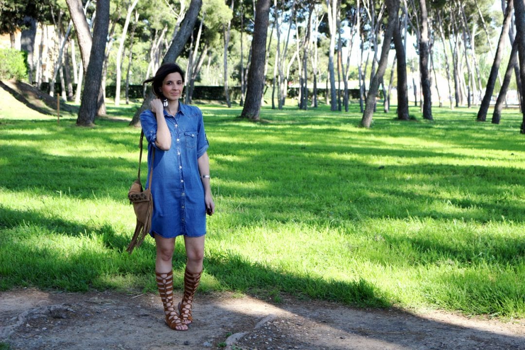 fashion bloggger con sandalias romanas y vestido vaquero