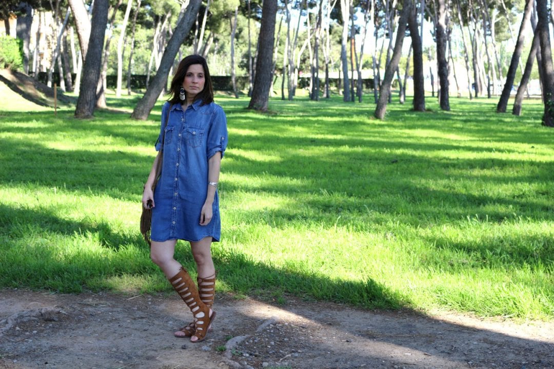 fashion bloggger con sandalias romanas y vestido vaquero
