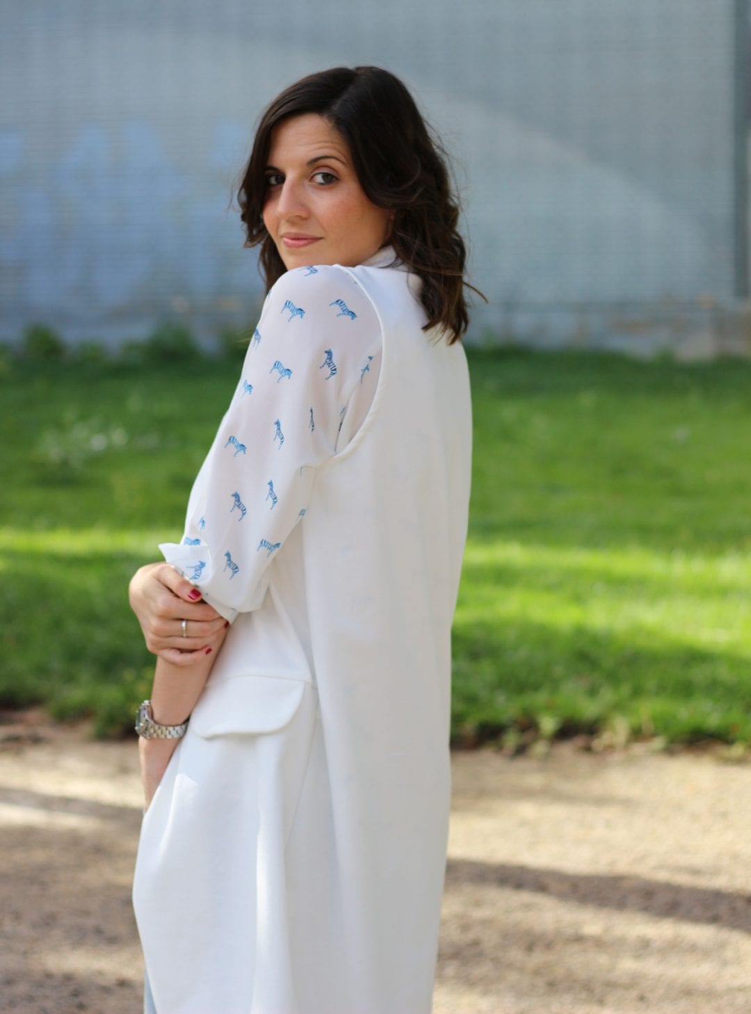 fashion blogger con look casual - chaleco blanco largo - jeans y blusa estampada