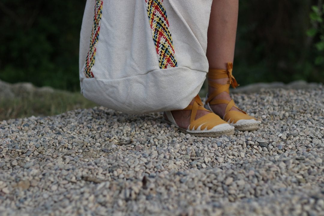fashion blogger española con falda vaquera cintura alta y espardeñas - esparteñas- alpargatas lace up o espadrilles 