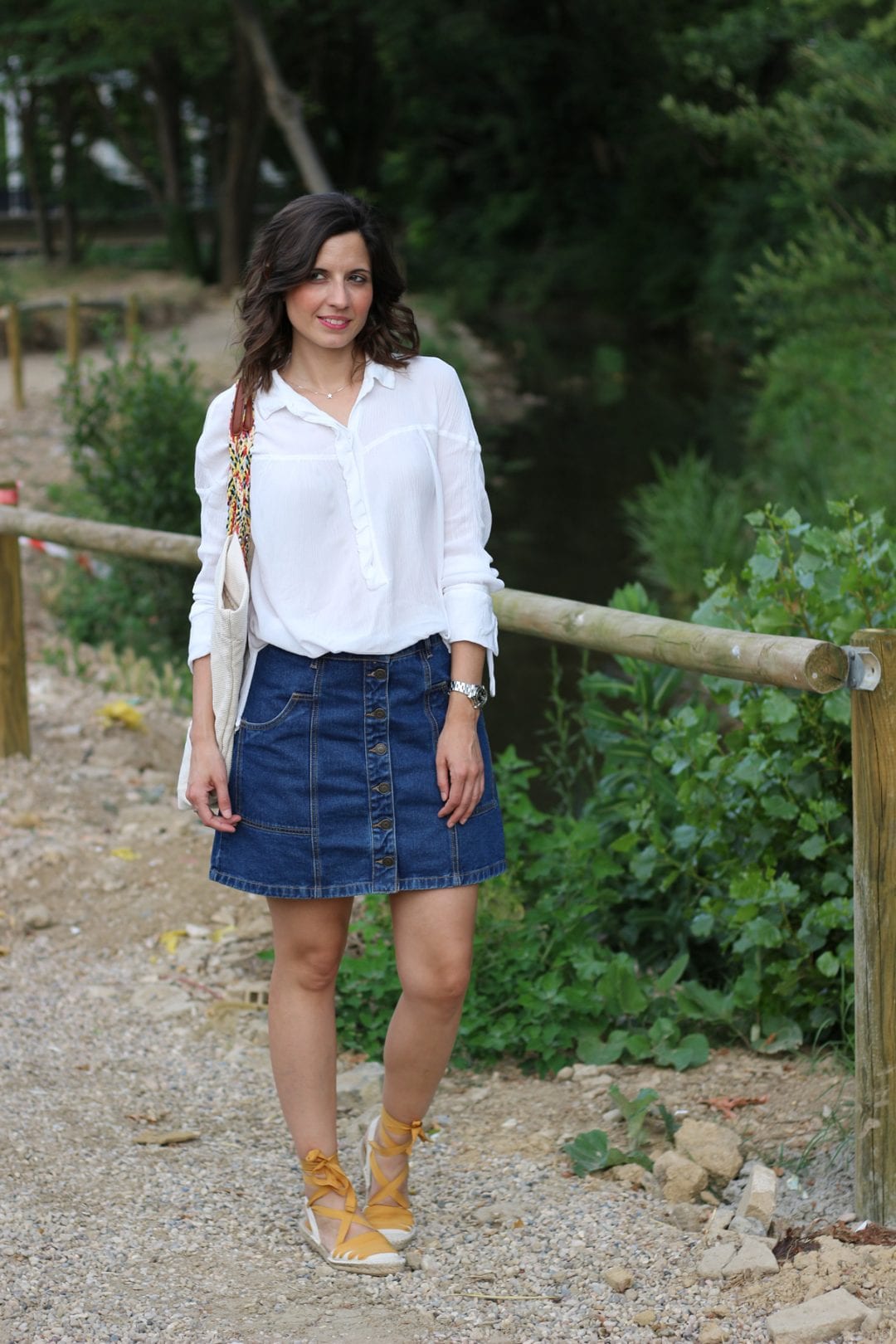 fashion blogger española con falda vaquera cintura alta y espardeñas - esparteñas- alpargatas lace up o espadrilles (8)