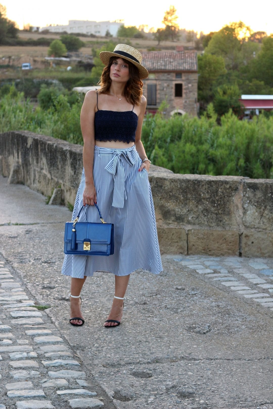 fashion blogger con falda SheinSide - sombrero canotier bolso azul barada bags