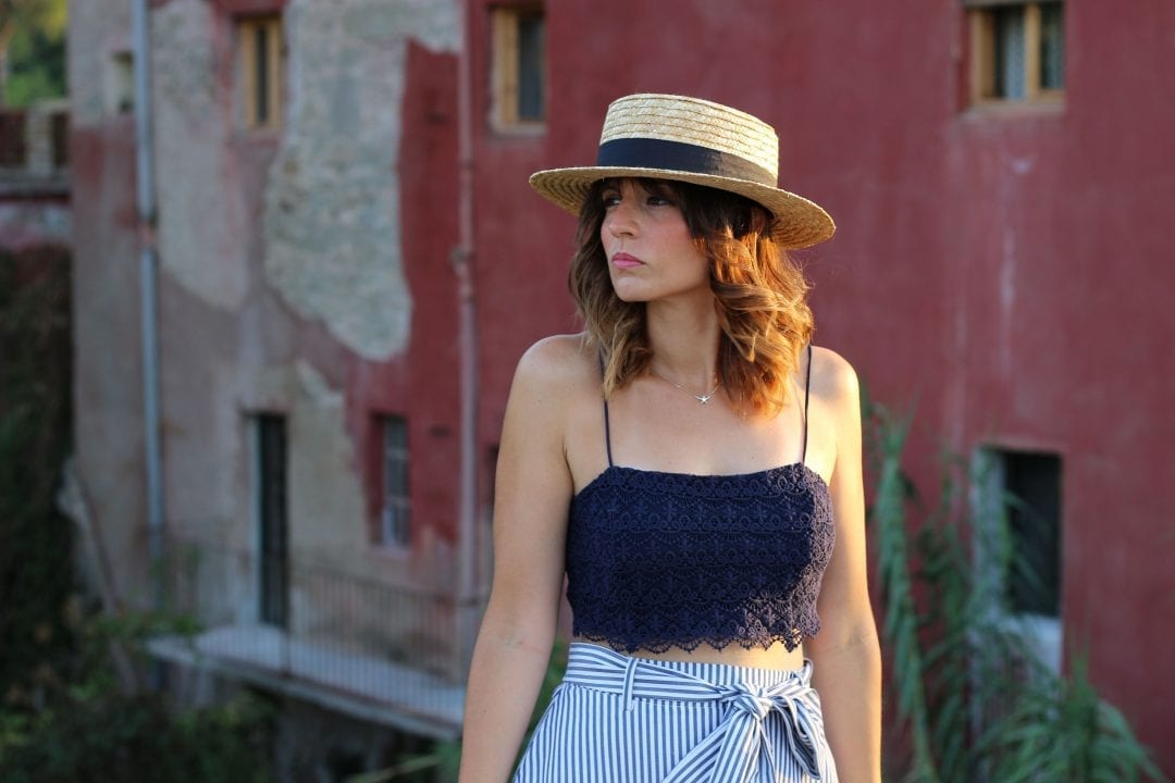 fashion blogger con falda SheinSide - sombrero canotier bolso azul barada bags