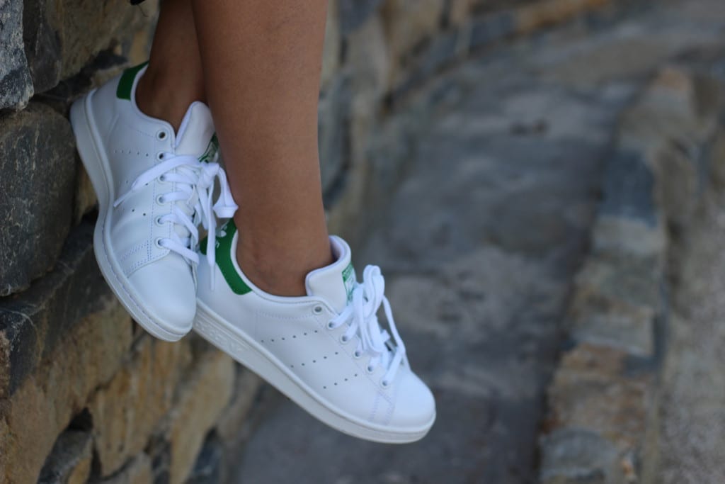 Adidas Stan Smith look con falda larga y cupón descuento en Spartoo