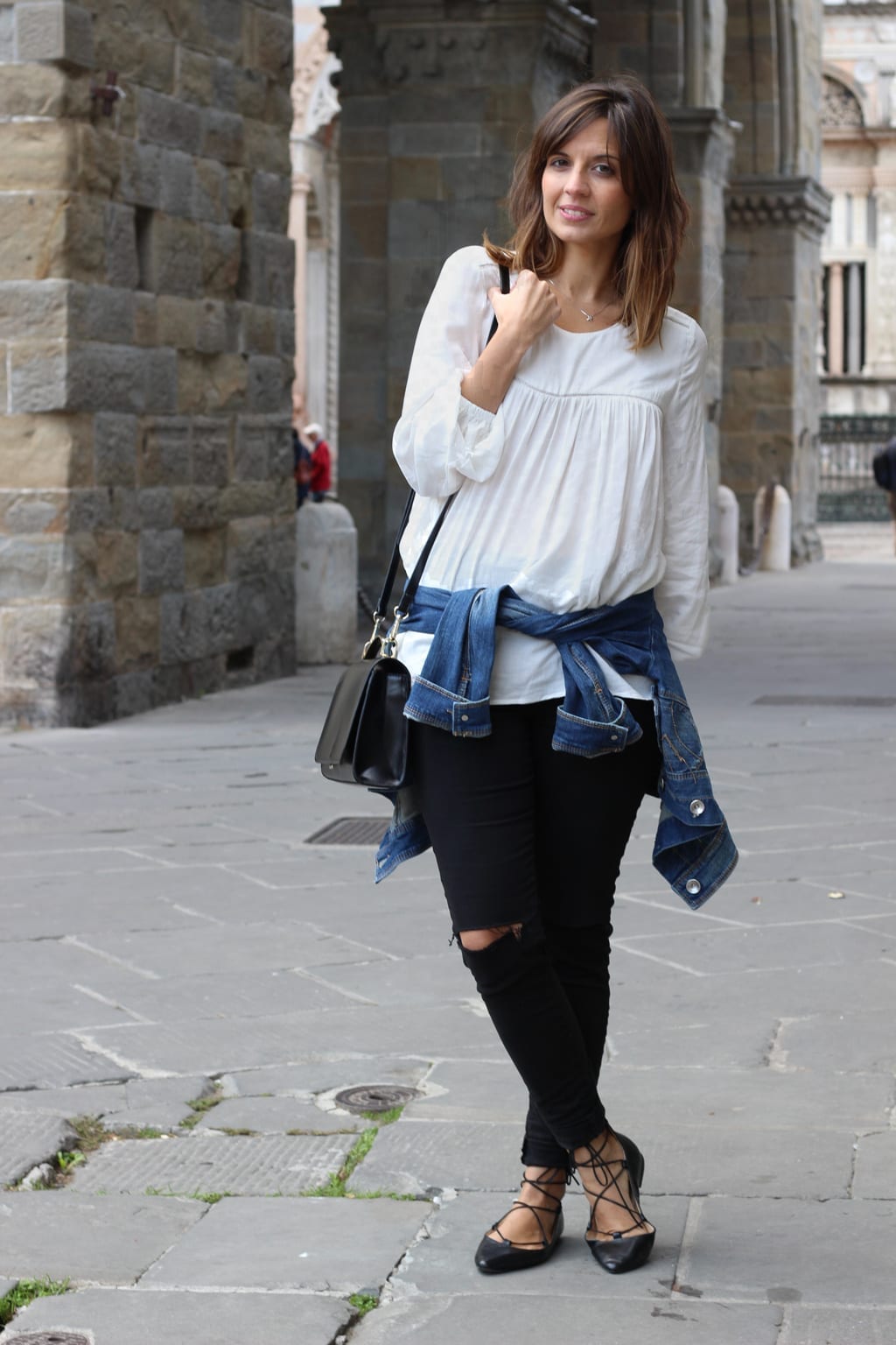 jeans rotos blusa blanca blog moda bergamo
