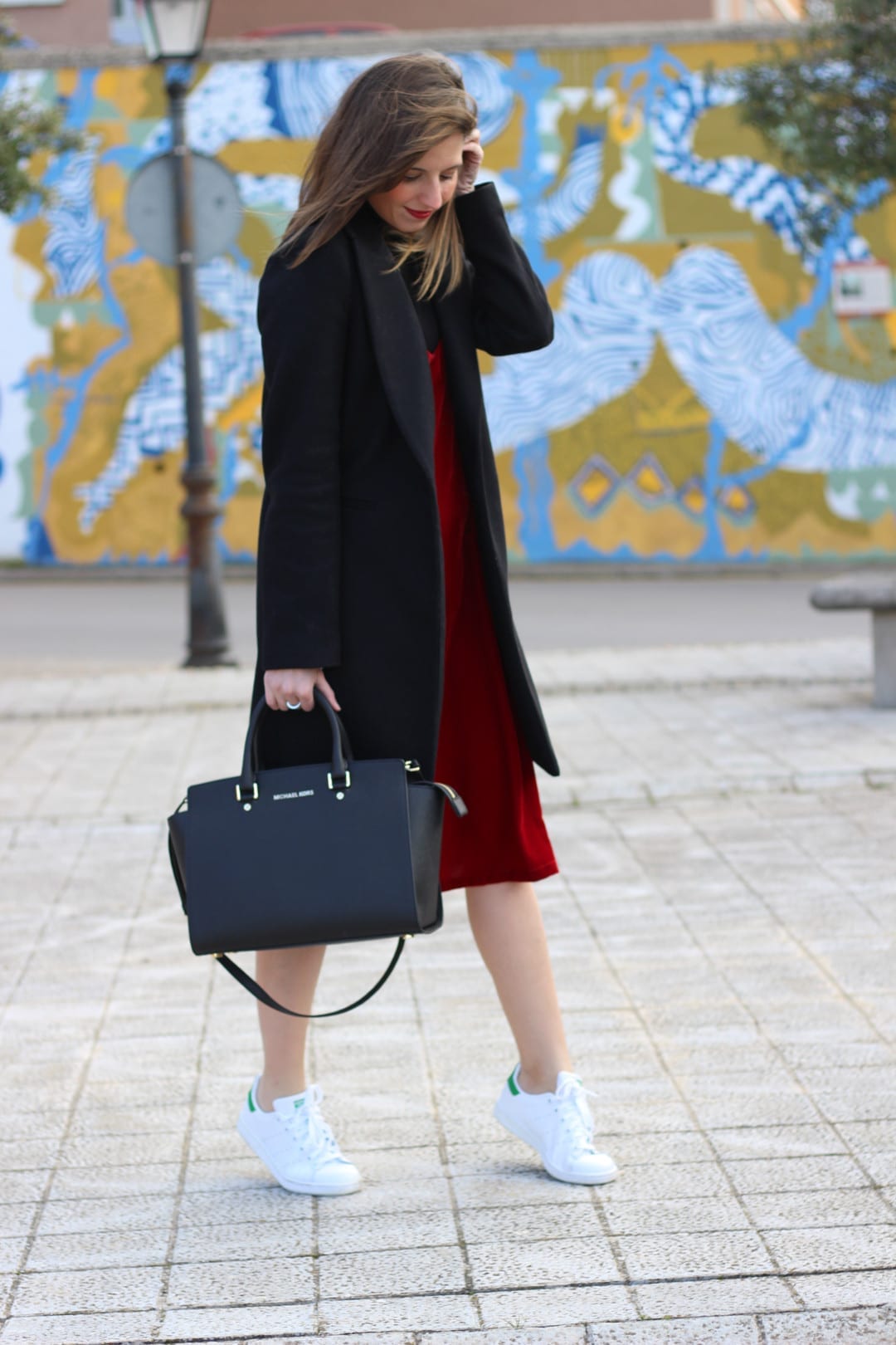 bloguera de moda abrigo zara online vestido terciopelo rojo zapatillas adidas stan smith 
