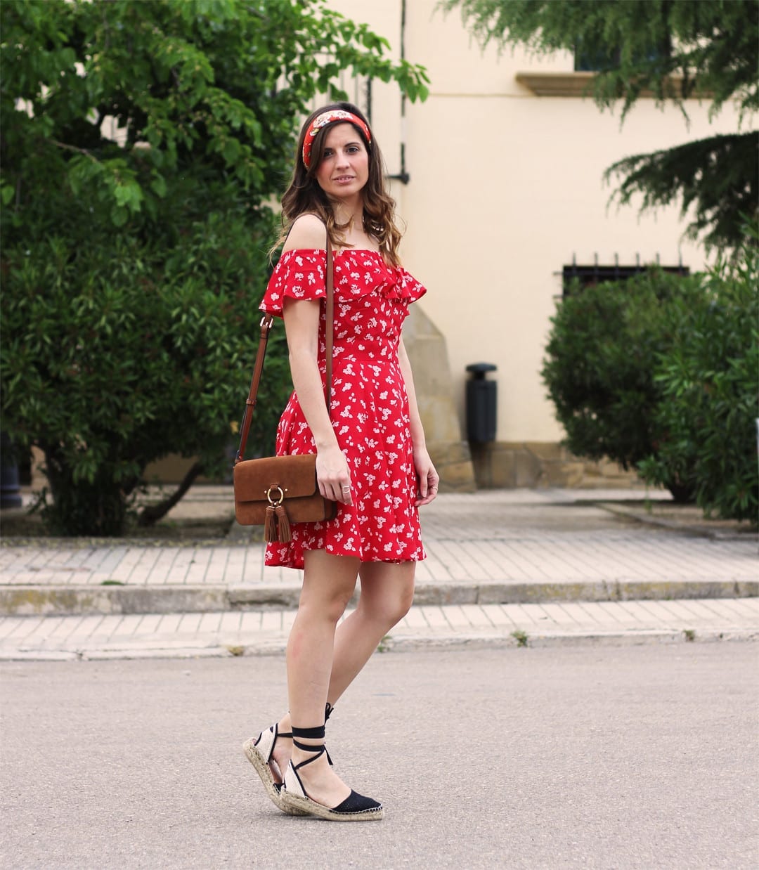 bloguera moda vestido de flores y alpargatas atadas
