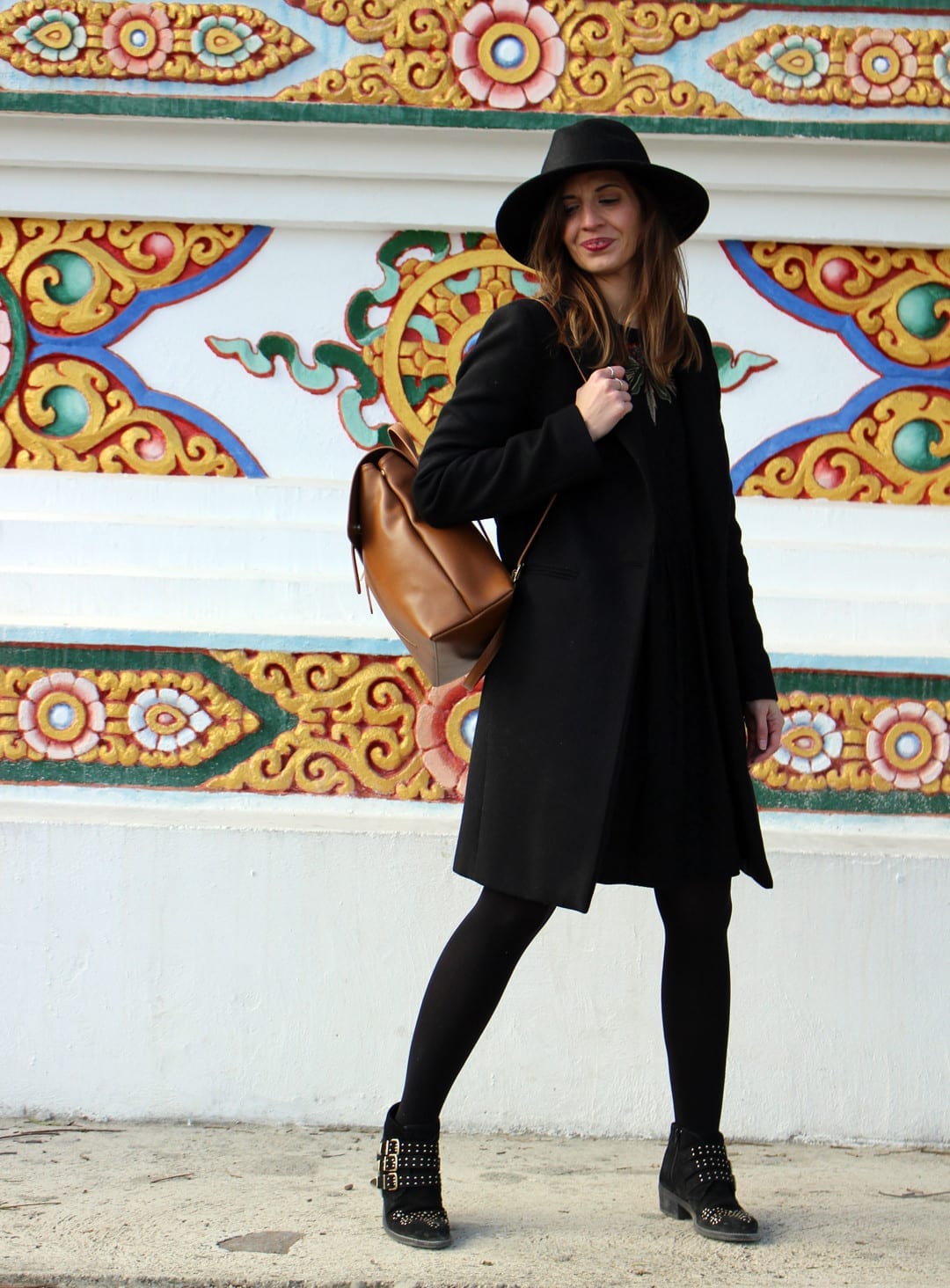 bloguera moda look mochila de piel marrón 