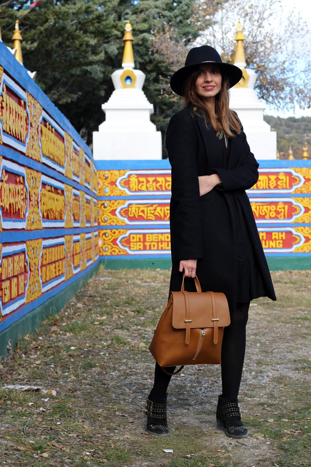 bloguera moda look mochila de piel marrón 