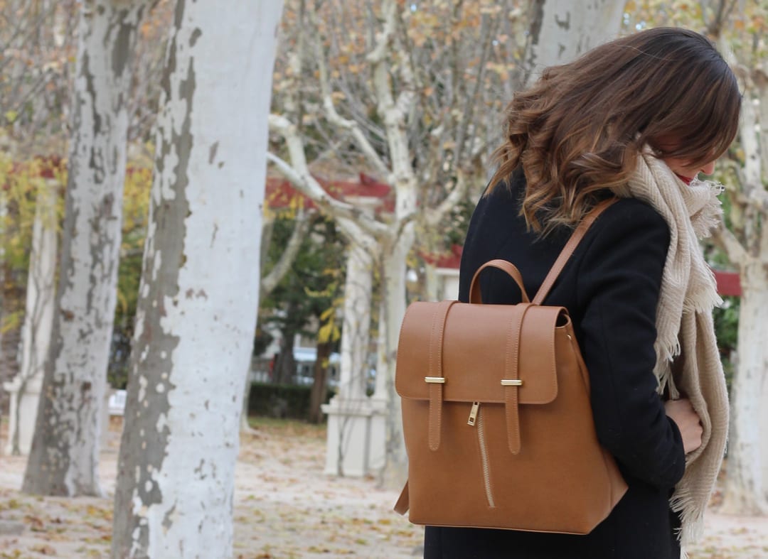 bloguera moda con mochila de mujer marrón primeriti