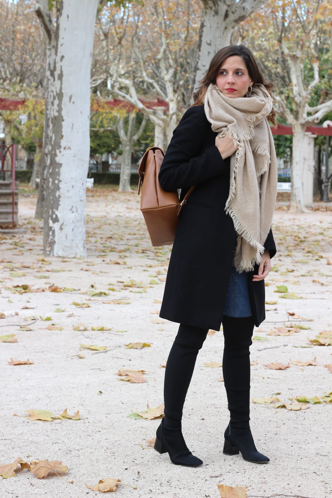 bloguera moda con mochila de mujer marrón primeriti 