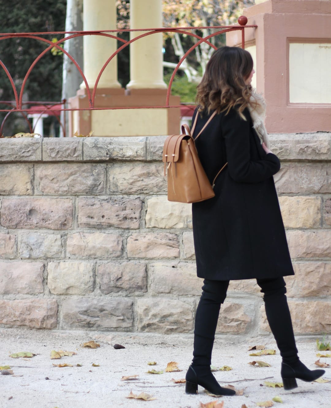 bloguera moda con mochila de mujer marrón primeriti 
