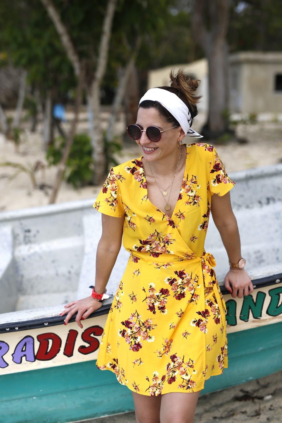 outfit con vestido corto de verano amarillo