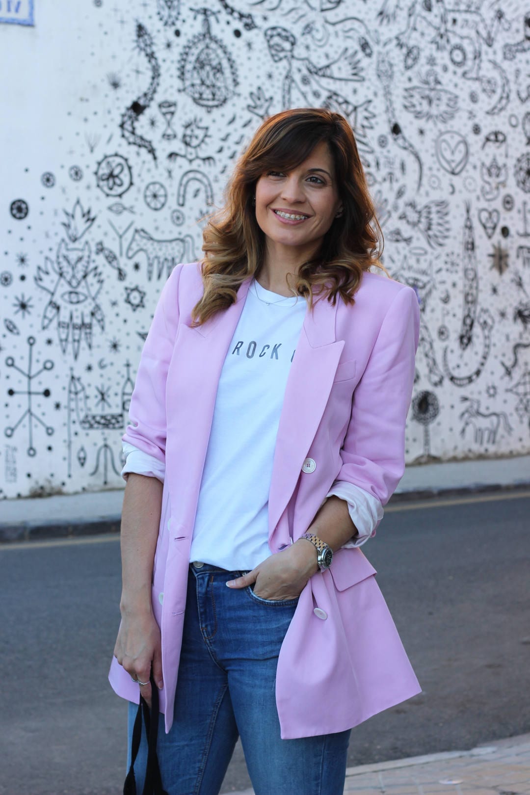 Combinar blazer de mujer rosa y un bolso de red de Asos