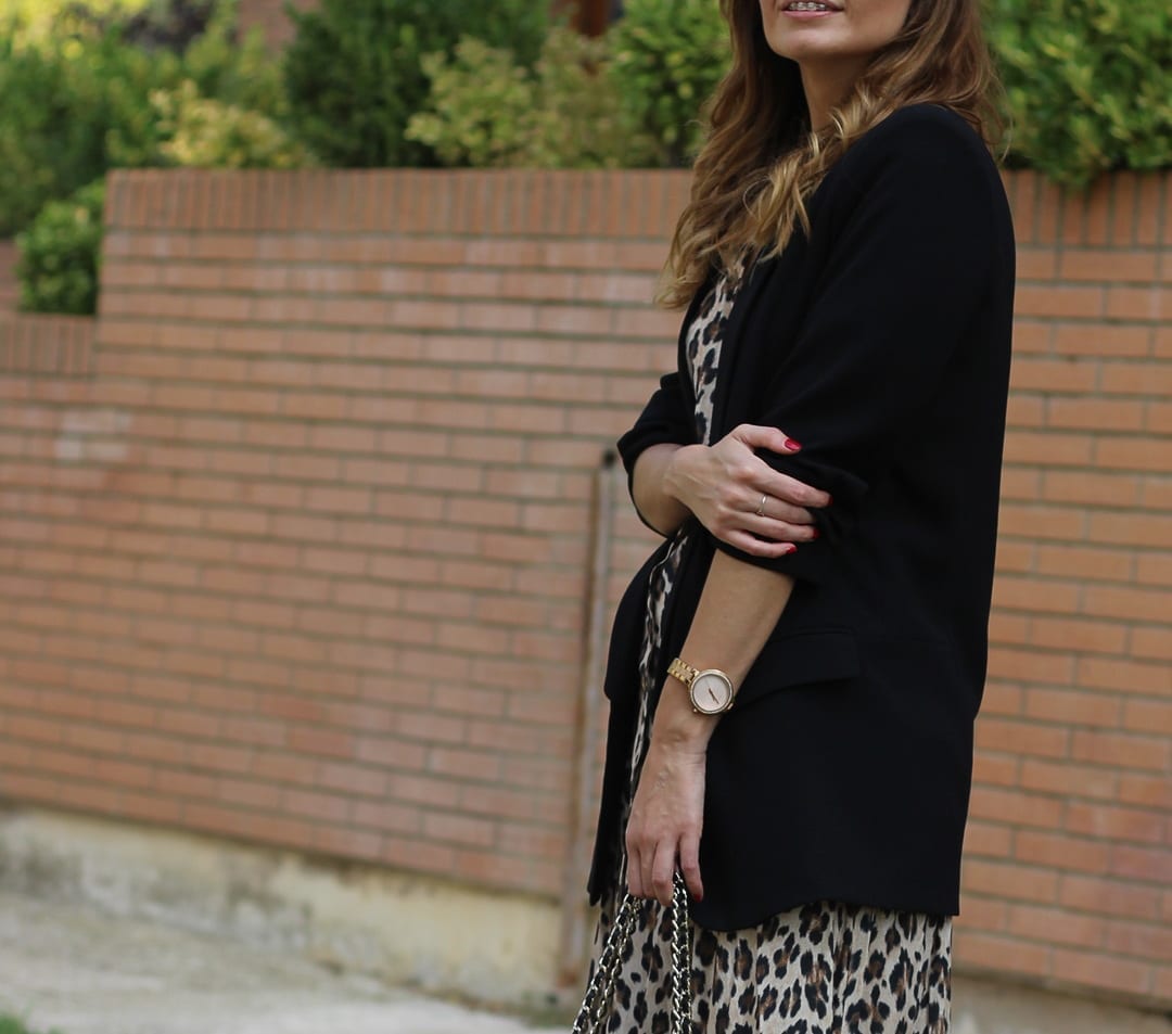 how to wear a leopard print dress - blogger with animal print dress