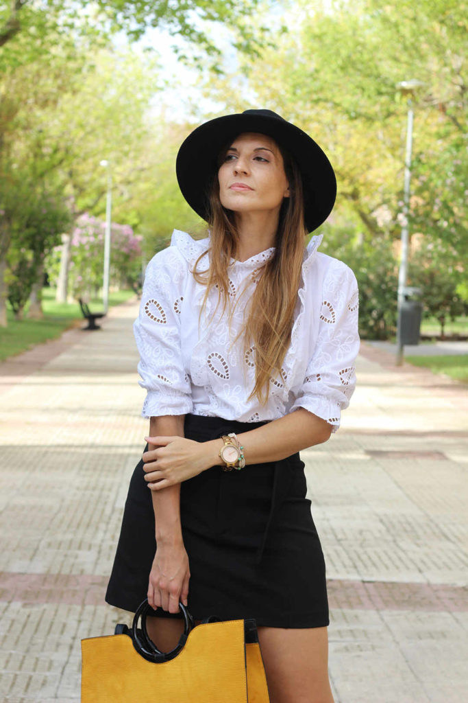 Outfit con botines negros de Xti Shoes. Blogger In Front Row Style