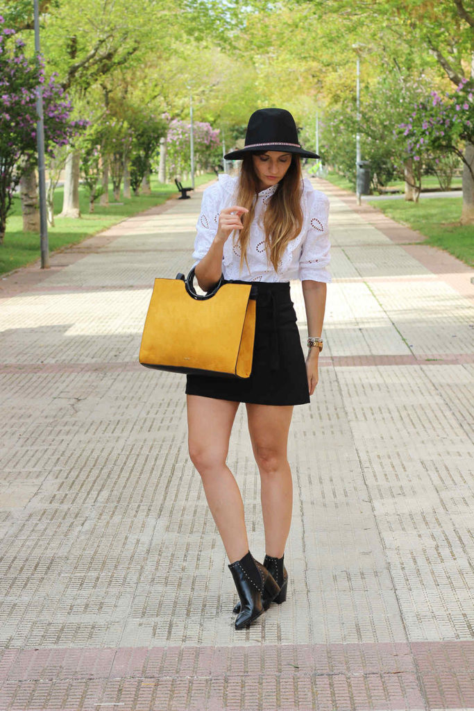 Outfit con botines negros de Xti Shoes. Blogger In Front Row Style